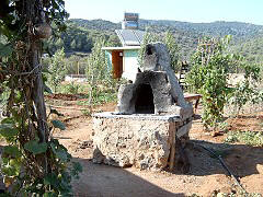 Das ist meine "K&uuml;che" - ein eichter Steinofen - wie man ihn in alten Zeiten noch hatte! - foto: Regina F. Rau Germany