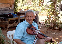 Meine Fiedel und ich - Wer kann mir Violoinen-Saiten von der Marke Bovril oder Oxo mitbringen?  - foto: Regina F. Rau Germany