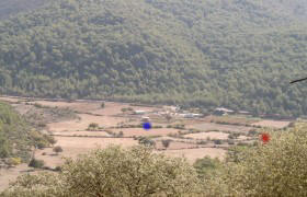 Tahir's Platz hinter Kayak&ouml;y&uuml;-Kinali: das "Denis Kus Restaurant". An der roten Markierung auf dem Foto ist mein Platz. Bei der blauen Markierung auf dem Bild ist mein kleines Haus, welches von einem sehr guten Freund wie ein UFO konstruiert wurde - &copy; Regina F. Rau Germany